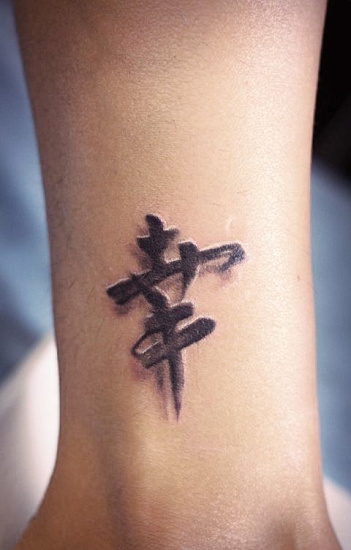 Татуировка иероглиф на ноге