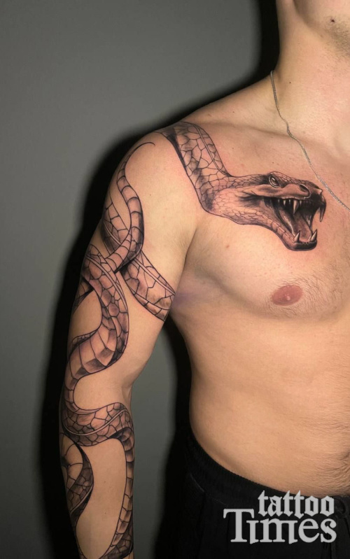Тату змея вокруг руки