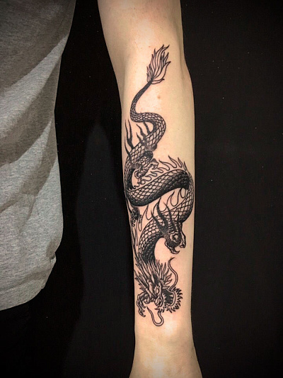 Татуировка китайский дракон на руке