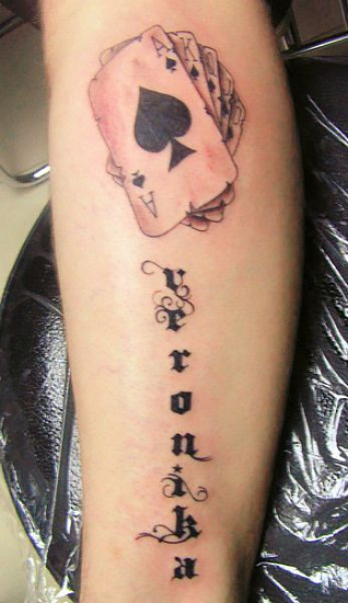 Татуировка надписи с пиковым тузом