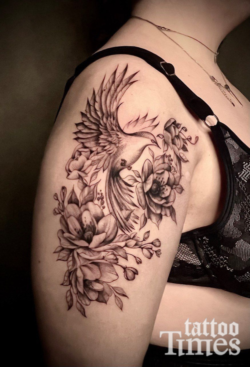 Тату птица с пионами