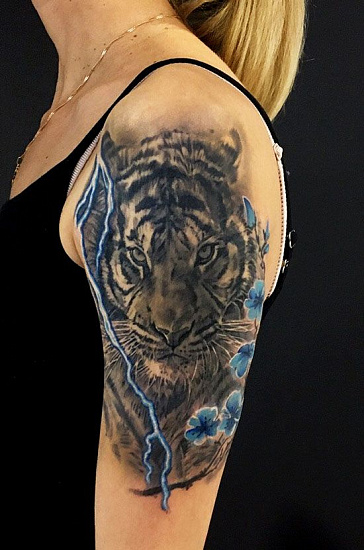 Татуировка тигр с цветами