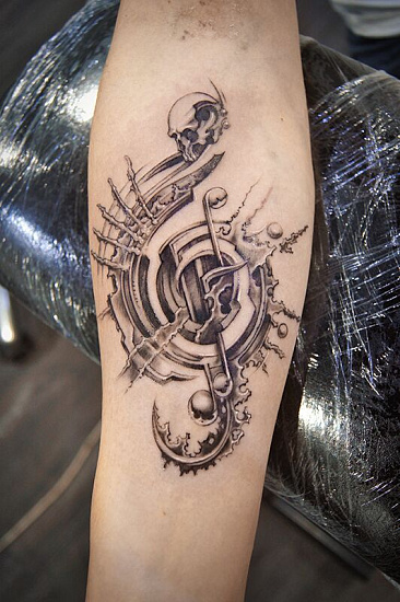 Татуировка скрипичный ключ на руке