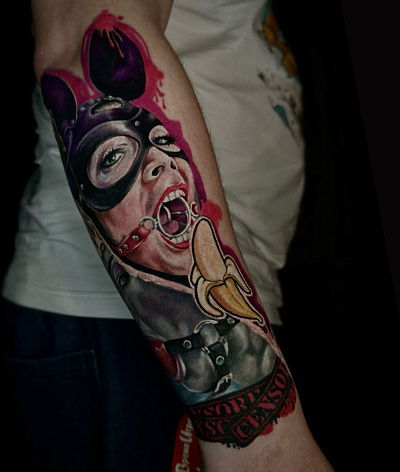 Тату портрет девушки и банан