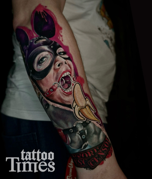 Тату портрет девушки и банан