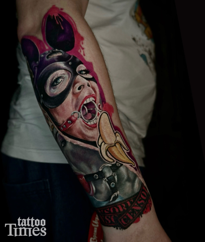 Тату портрет девушки и банан