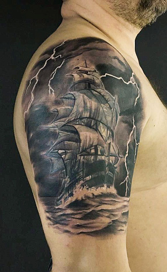Татуировка корабль на плече