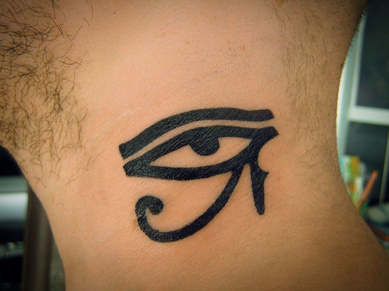 Татуировка на шее Египетский глаз
