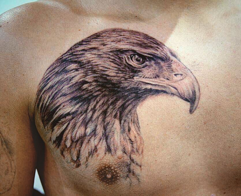 Тату орел на груди