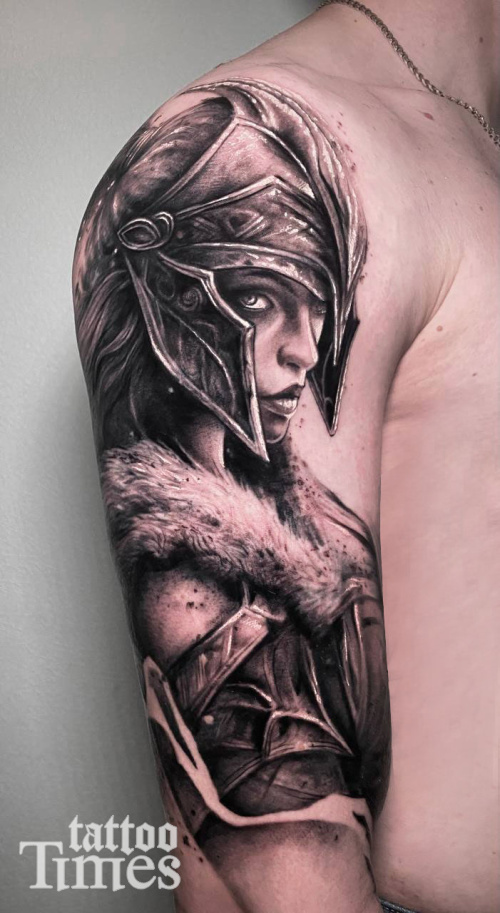 Тату девушка викинг