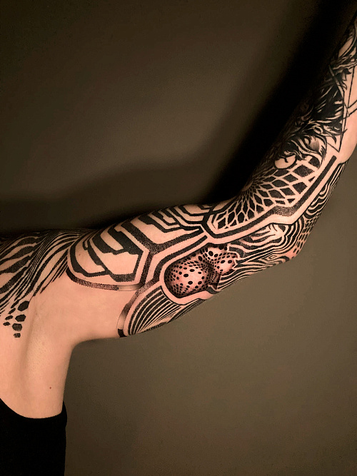 Тату рукав в стиле дотворк