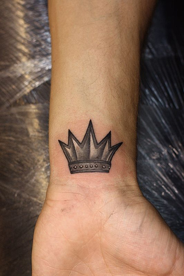 Татуировка корона на руке