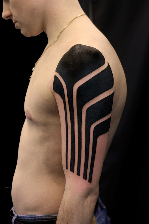 Тату блекворк на плечо