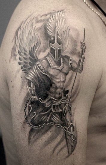 Татуировка воин на плече