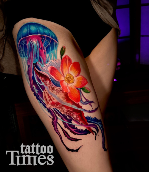 Тату медуза и цветок
