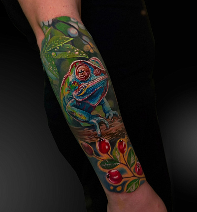 Тату хамелеон на руке