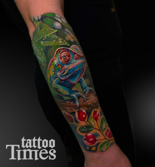 Тату хамелеон на руке