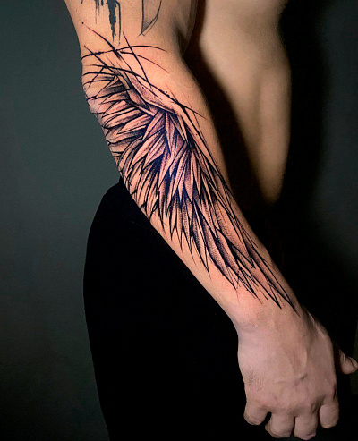 Татуировка в виде крыла на руке