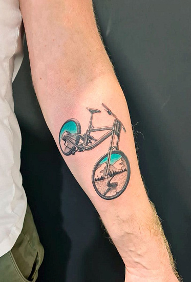 Тату велосипед на руке