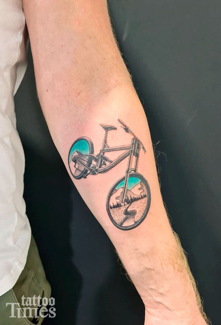 Тату велосипед на руке