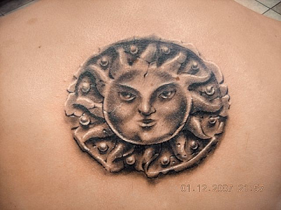 Татуировка в виде Солнца
