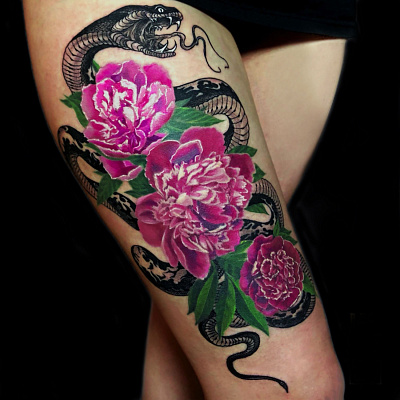 Тату змея с пионами на бедре