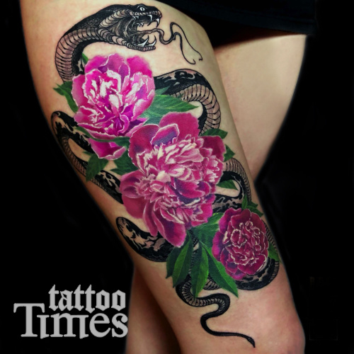Тату змея с пионами на бедре