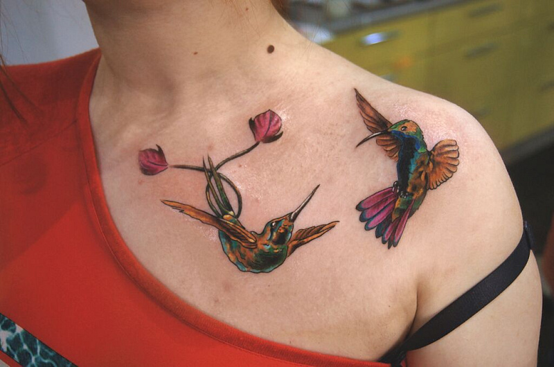Татуировка колибри на ключице