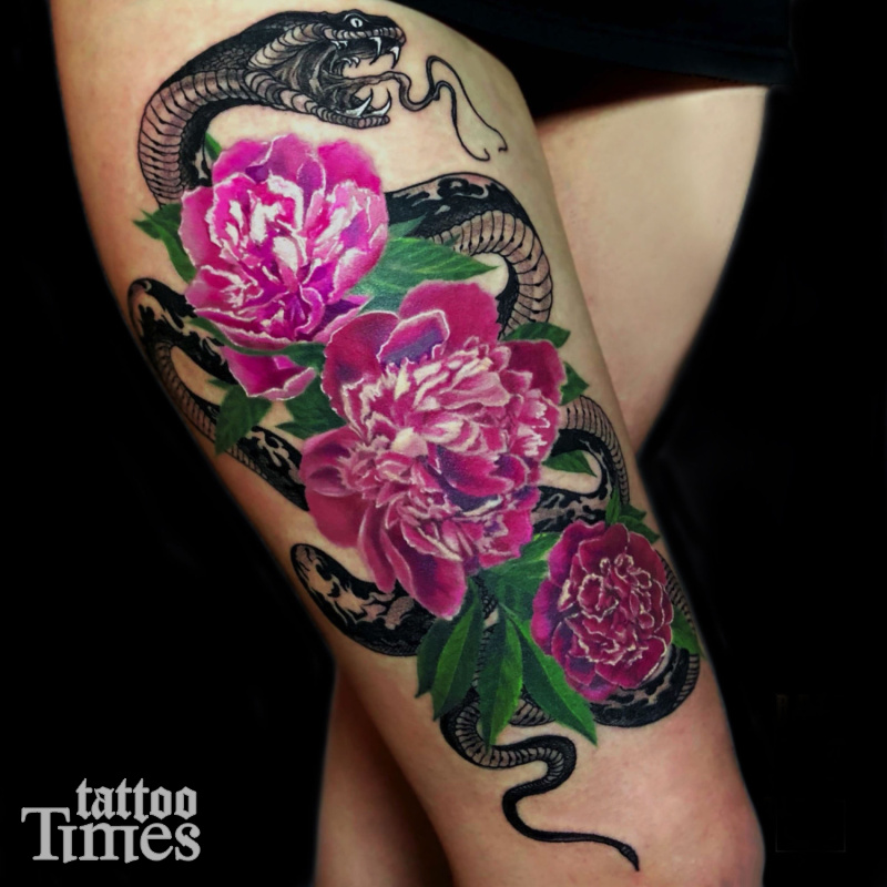 Тату змея с пионами на бедре