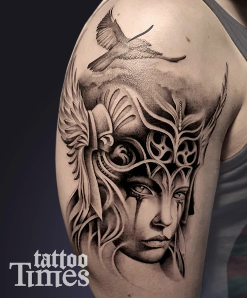 Тату валькирия на плече