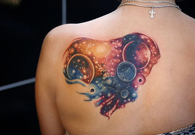 Татуировка космос на спине