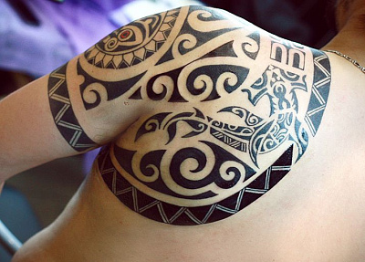 Татуировка на плече полинезия