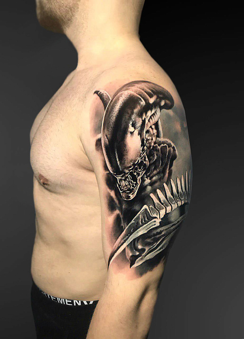 Татуировка чужой на плече