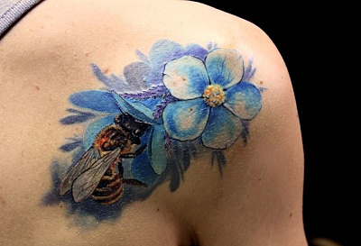 Татуировка Пчела на плече