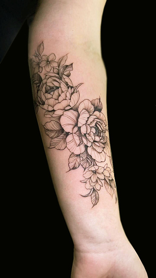 Татуировка пионы на предплечье