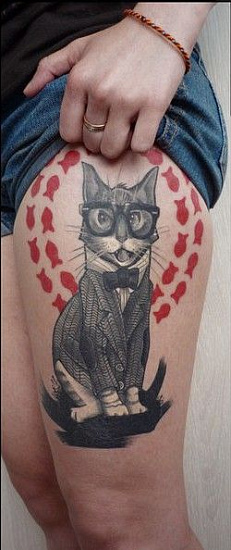 Татуировка кот на бедре