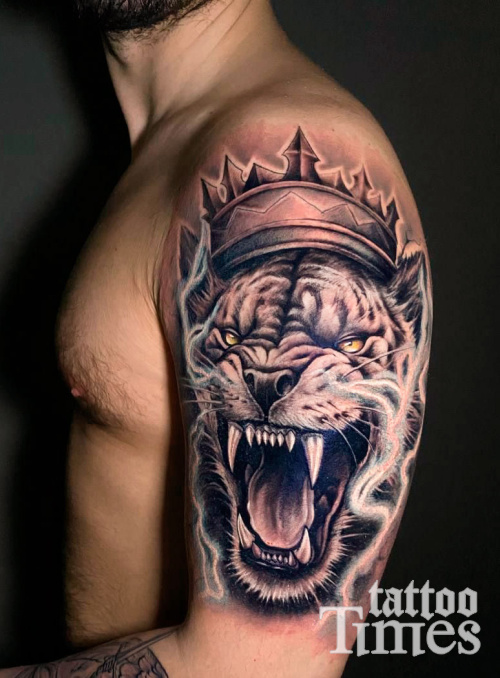 Тату лев с короной с оскалом