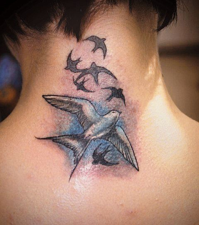 Татуировка Птицы на шее