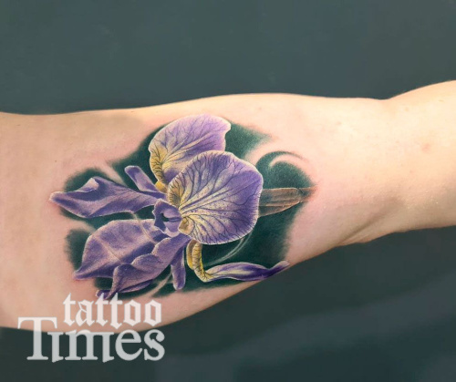 Тату ирис на бицепсе