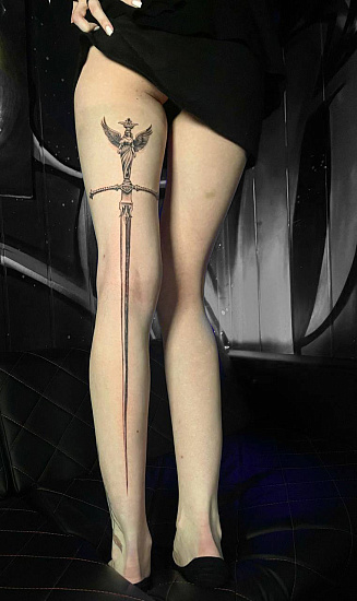Тату меч на ноге
