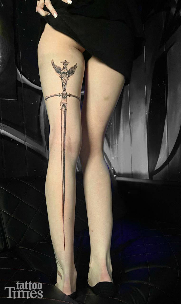 Тату меч на ноге
