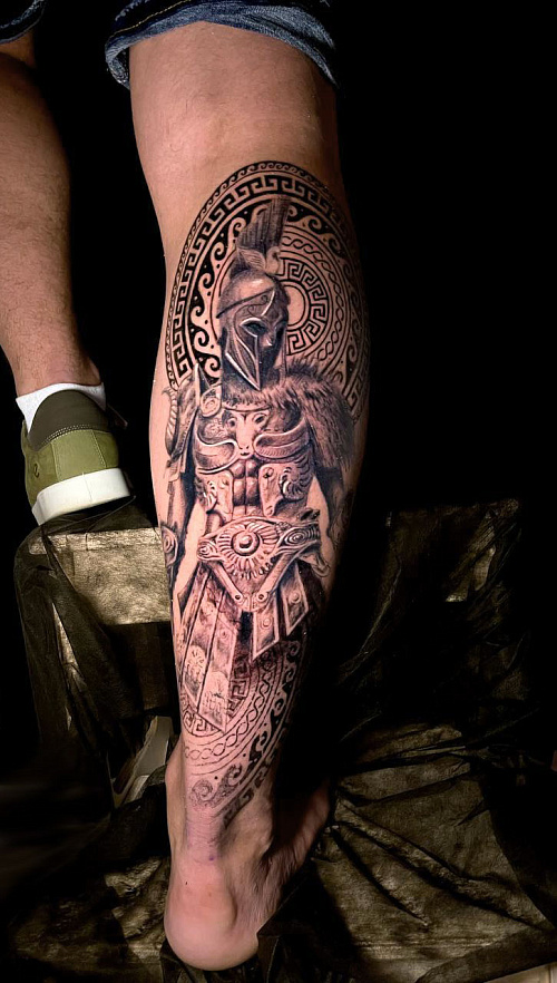 Тату спартанец на ноге
