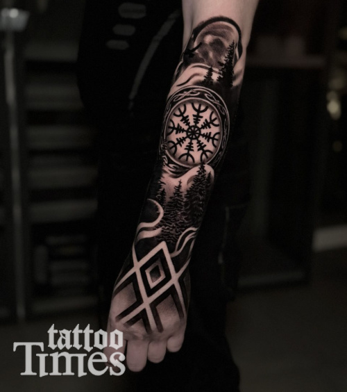 Тату лес и рунический компас