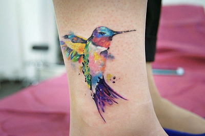 Татуировка акварельная колибри