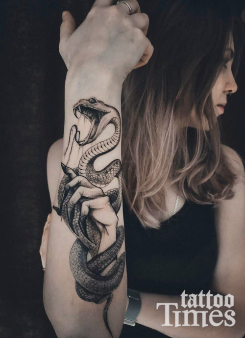 Тату змея с рукой