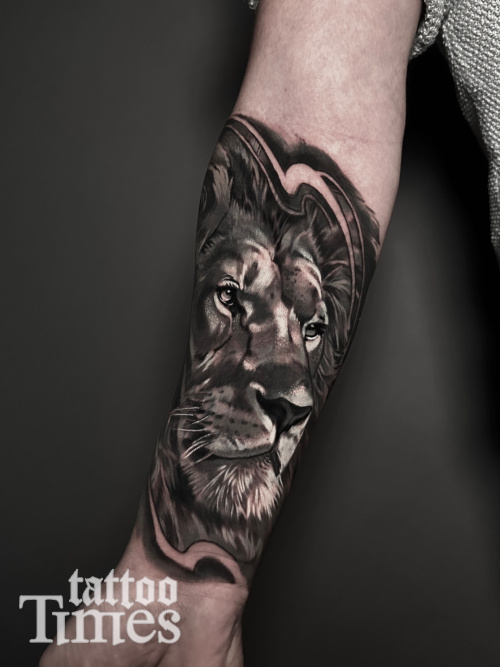 Татуировка льва на предплечье