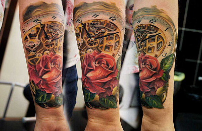 Татуировка часы с розами