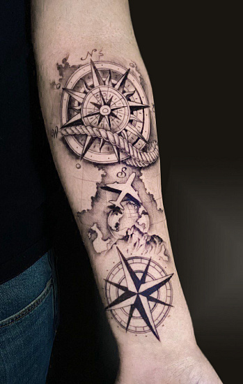 Тату самолет и роза ветров