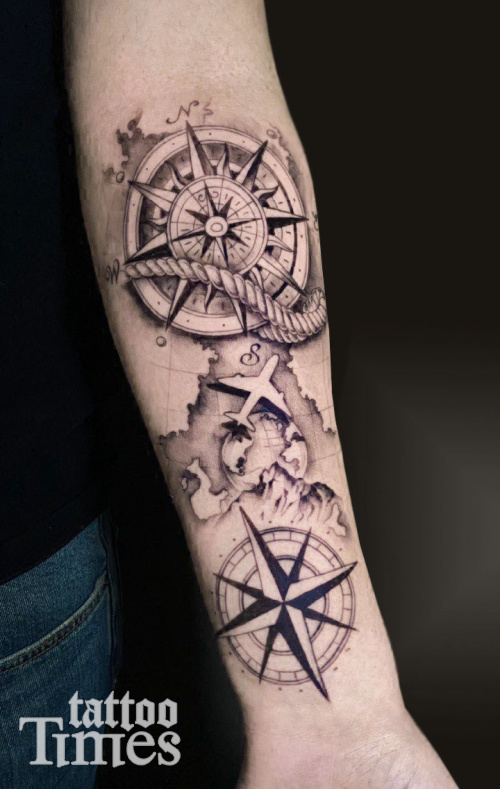 Тату самолет и роза ветров