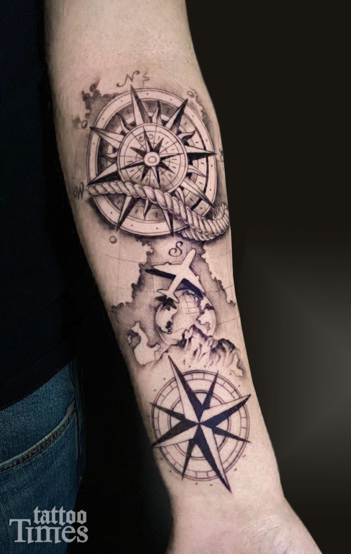 Тату самолет и роза ветров